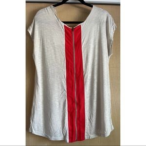 PLEIONE Tee with red stripe a detailed zipper on back